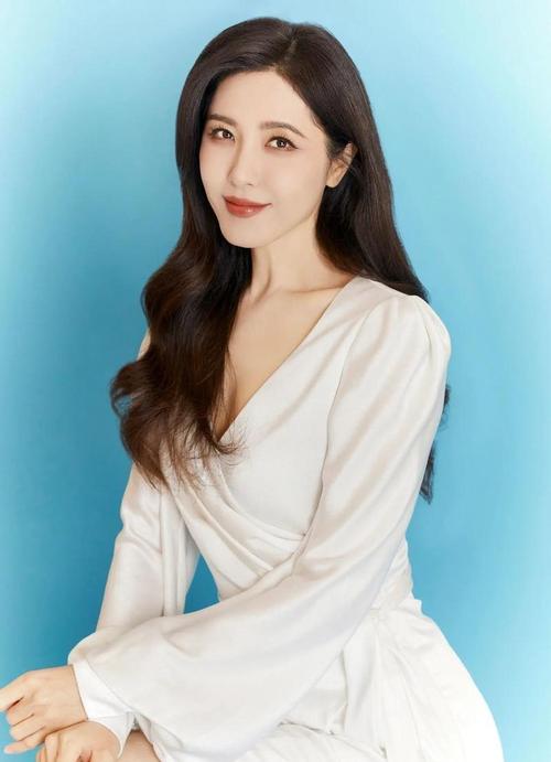 男子下楼太快冲出6楼窗外